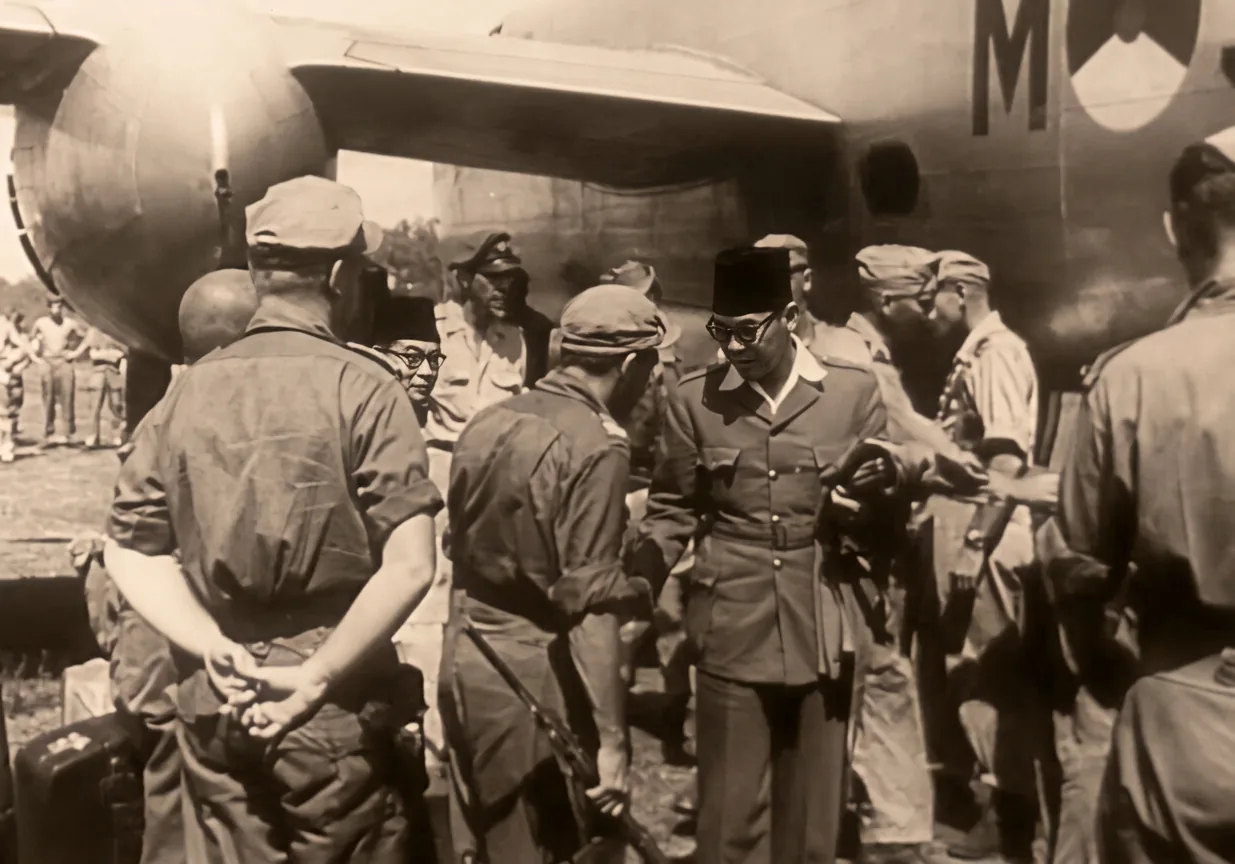 Soekarno vertrekt per vliegtuig